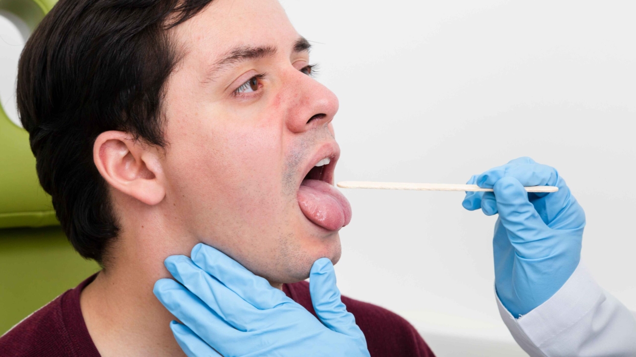 close-up-examination-with-tongue-depressor_11zon