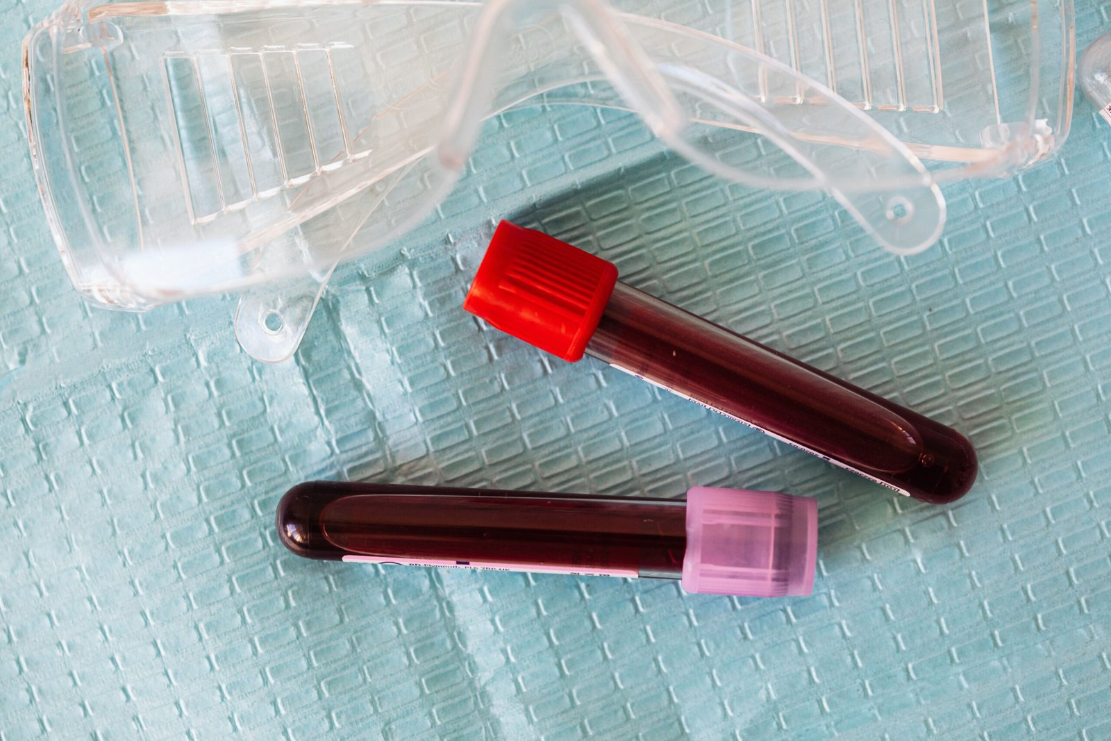 Illustration of CAD-1005 12-lipoxygenase inhibitor reducing thrombotic events in patients with heparin-induced thrombocytopenia presented at ISTH 2026.