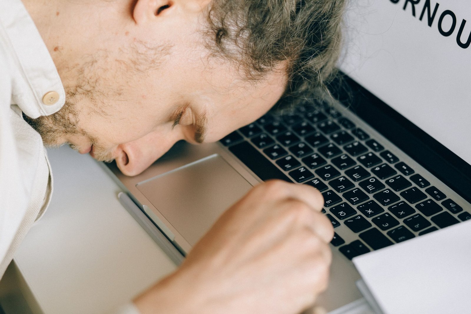 Illustration of alixorexton, an investigational orexin 2 receptor agonist, demonstrating sustained improvements in wakefulness and excessive daytime sleepiness in adults with narcolepsy type 1 and type 2 during a nine-month long-term extension study.