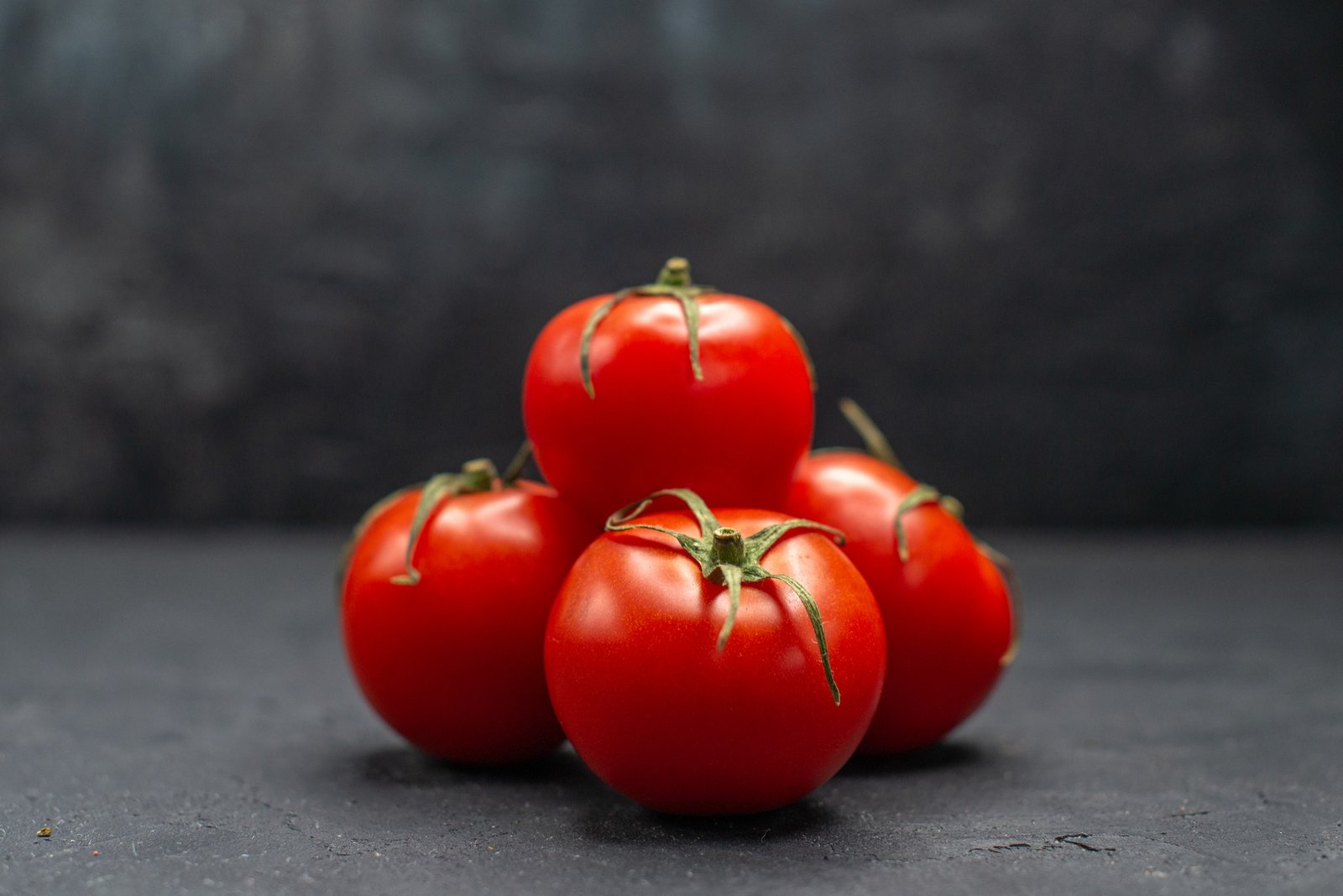 Tomato Adults with metabolic dysfunction-associated steatotic liver disease (MASLD) participating in the POMOSANO randomized trial evaluating daily consumption of raw tomatoes and tomato sauce, with liver fat measured using FibroScan controlled attenuation parameter (CAP).