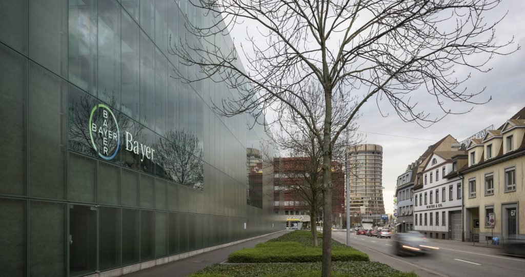 Am Bayer-Standort Basel sind der Hauptsitz der globalen Division Consumer Health und verschiedene Bereiche der Division Pharmaceuticals sowie der Schweizer Landesgesellschaft unter einem Dach vereint.  

At the Bayer location in Basel the Consumer Health Headquarters as well as different units of the Pharmaceuticals Division and the Swiss country operation are consolidated.