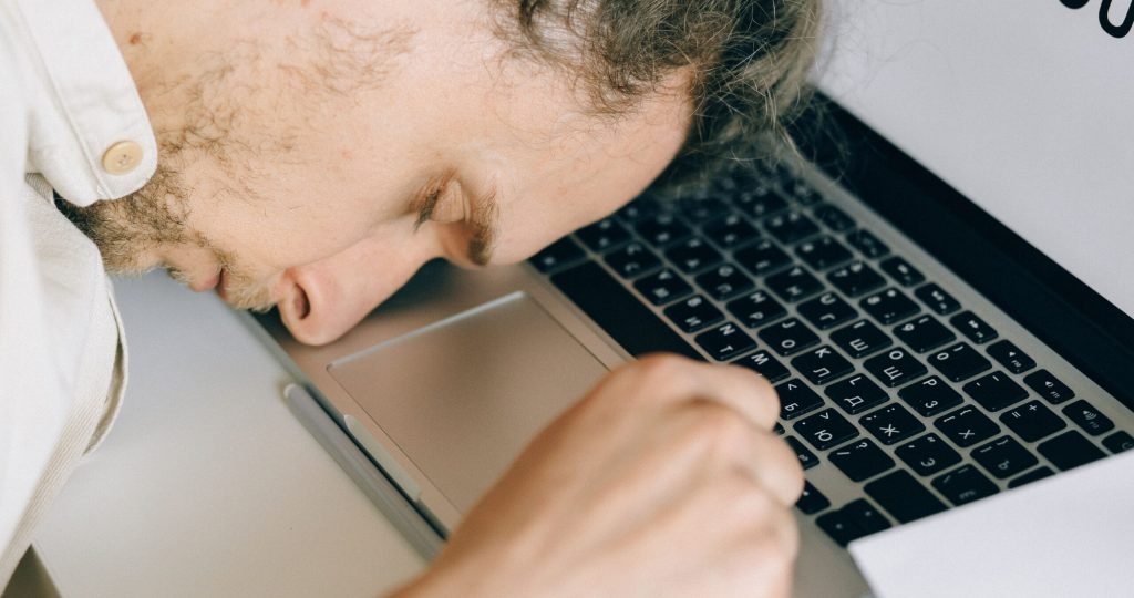 Illustration of alixorexton, an investigational orexin 2 receptor agonist, demonstrating sustained improvements in wakefulness and excessive daytime sleepiness in adults with narcolepsy type 1 and type 2 during a nine-month long-term extension study.